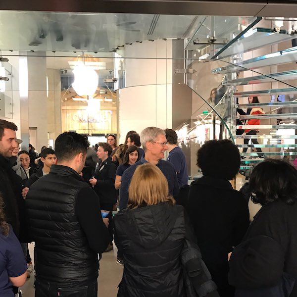 Tim Cook apple-store-paris