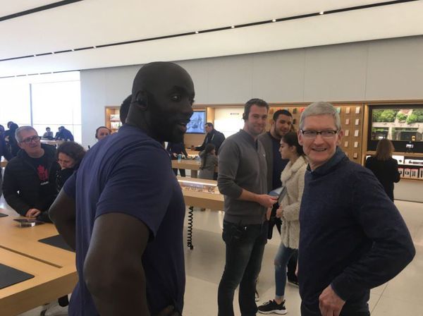 tim cook apple-store-marseile-4