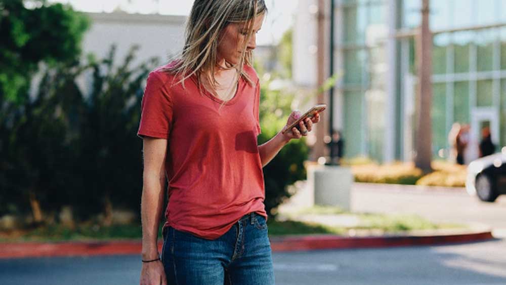 AirTags femme avec son mobile