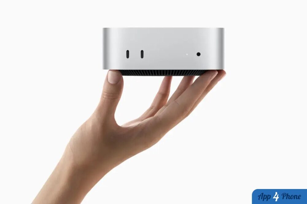 Mac mini vu de face tenu à bout de main