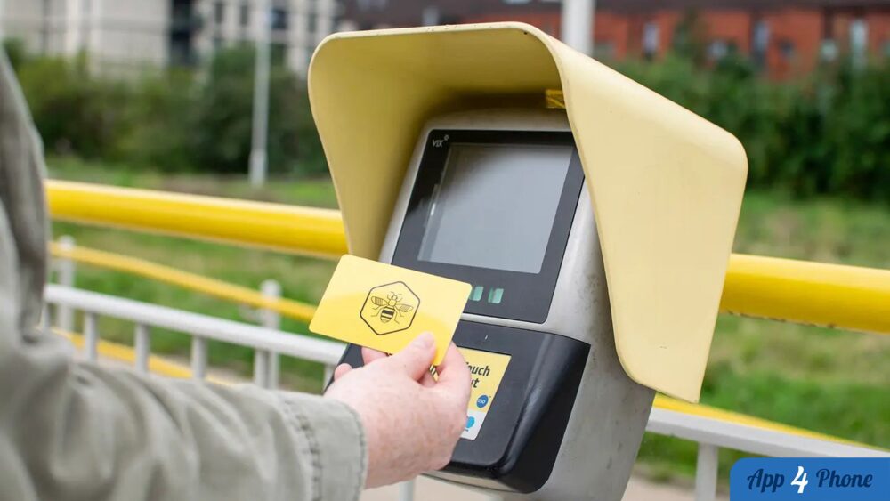 Carte Bee Card approchée d’un valideur de transport
