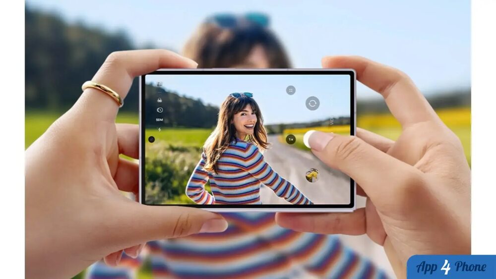 Personne photographiant avec un smartphone pliable en mode paysage