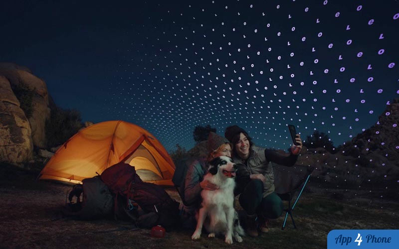 Campeurs prenant un selfie sous un ciel étoilé