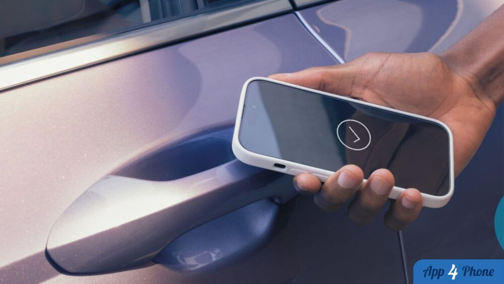 Un iPhone près de la poignée d’une voiture pour la déverrouiller