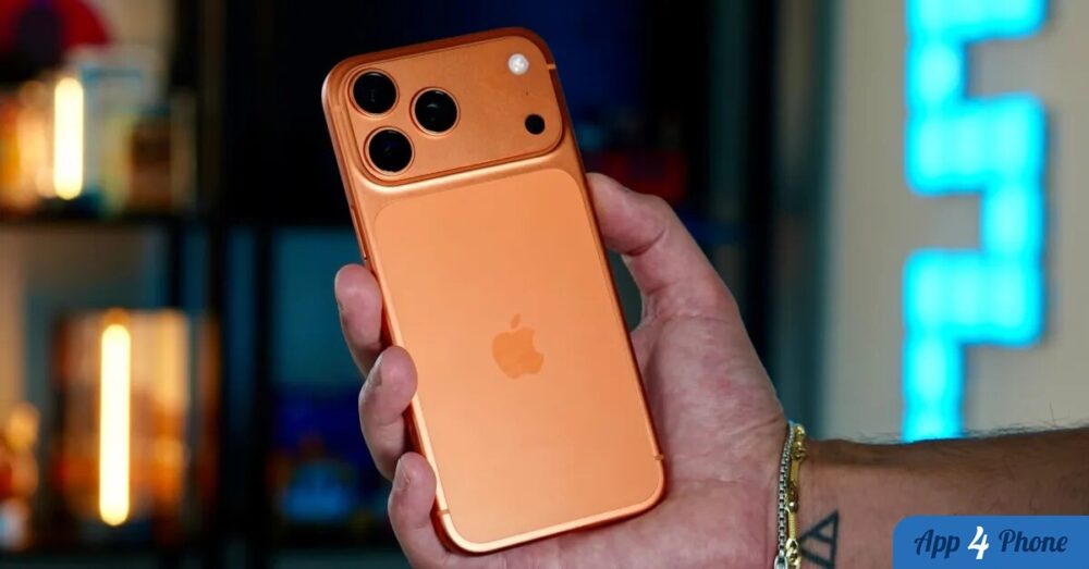 iPhone 17 Pro orange tenu en main, vu de dos
