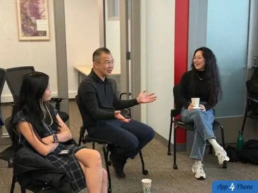 Employés Apple discutant dans un bureau