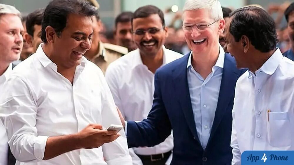 Tim Cook et des responsables indiens discutent en souriant