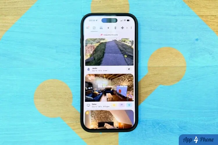 Smartphone affichant le tableau de bord Home Assistant