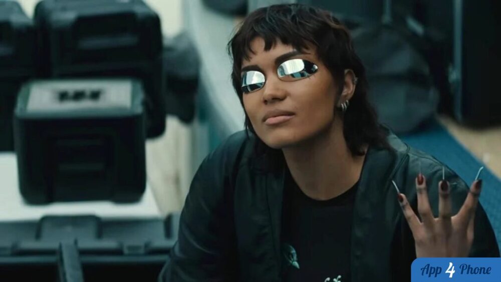Jeune femme en lunettes futuristes dans un décor science-fiction