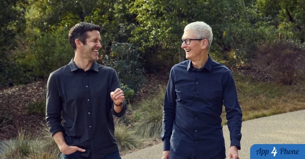 Tim Cook et John Ternus marchent en discutant à l’extérieur