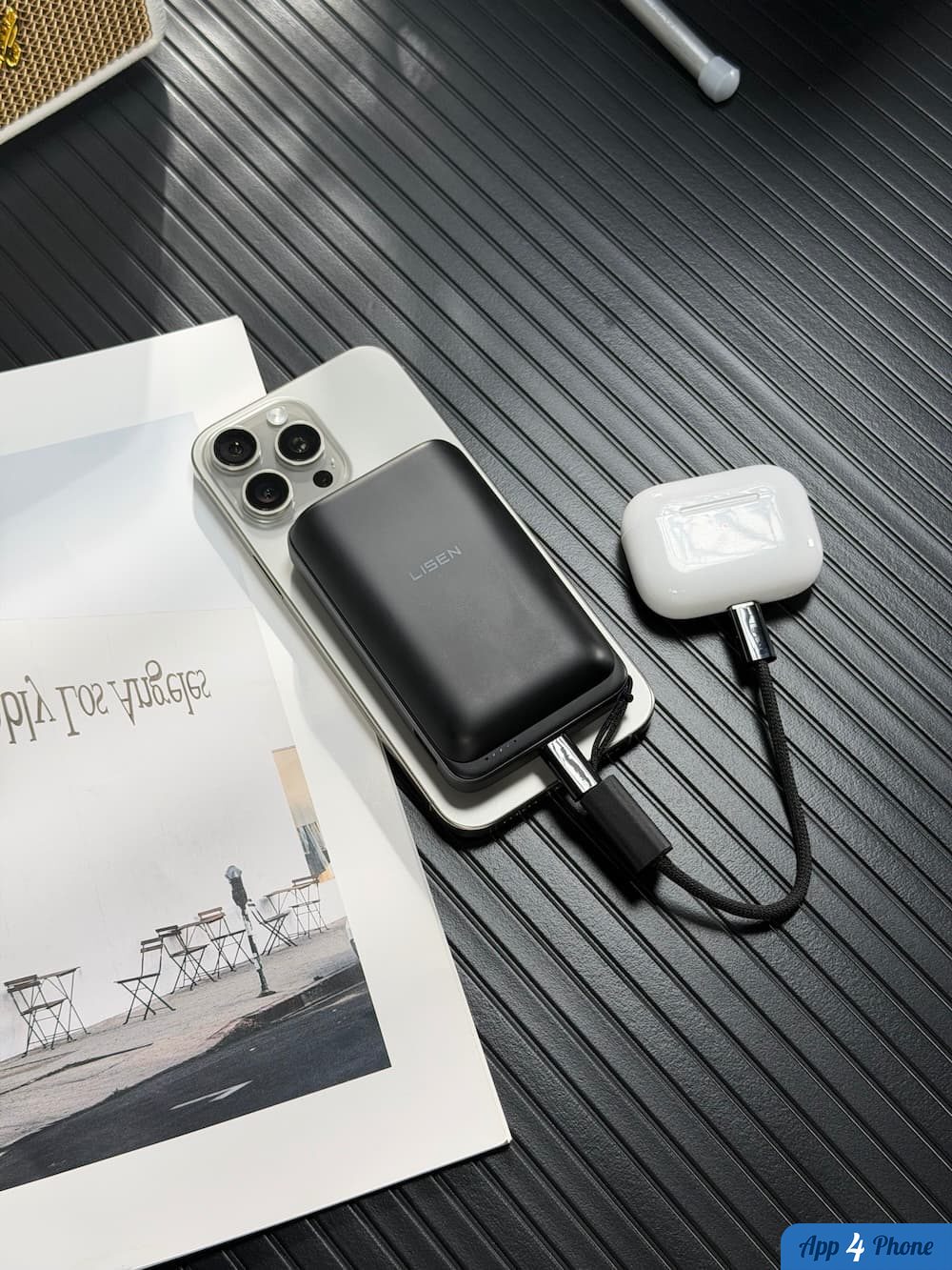 Batterie MagSafe LISEN fixée à un iPhone, avec câble et boîtier blanc
