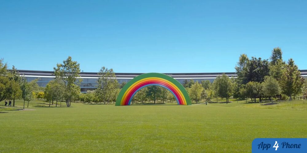 Arc-en-ciel coloré devant le bâtiment principal d’Apple Park