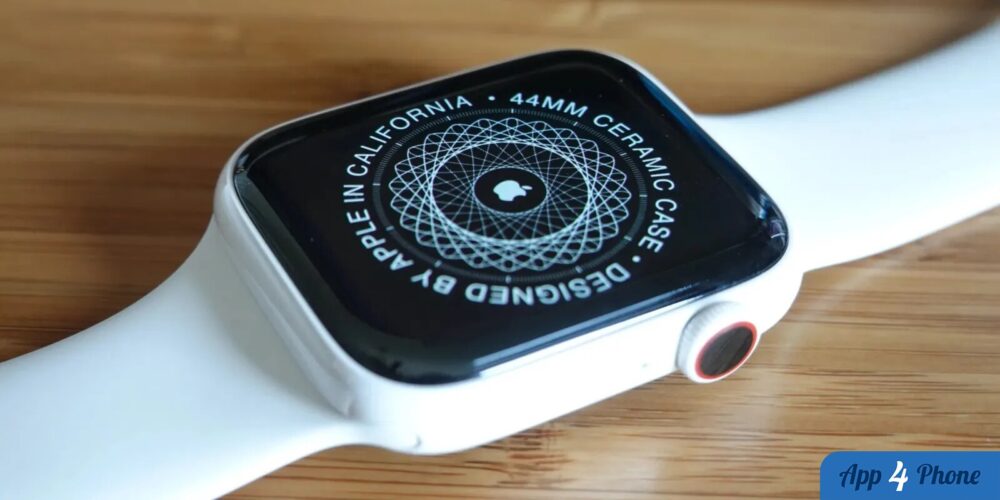 Gros plan sur une Apple Watch blanche à boîtier en céramique