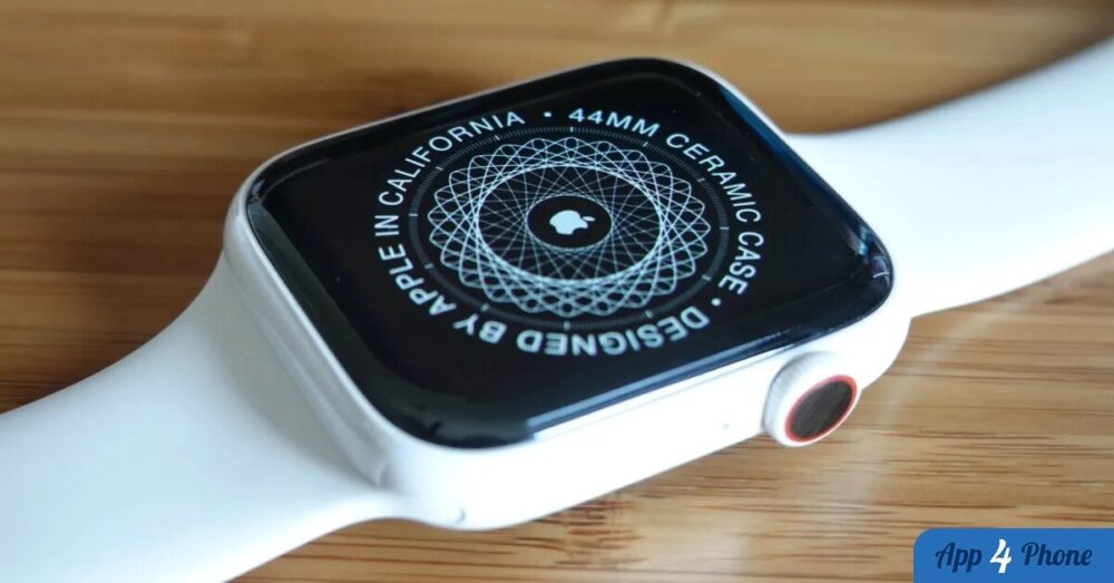 Apple Watch blanche avec boîtier en céramique sur une table en bois