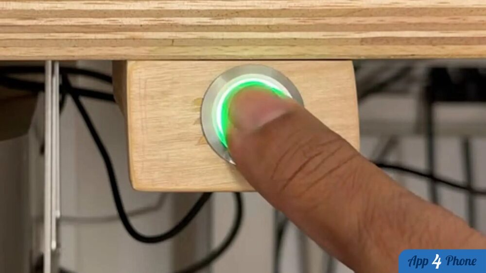 Capteur Touch ID artisanal fixé sous un bureau en bois