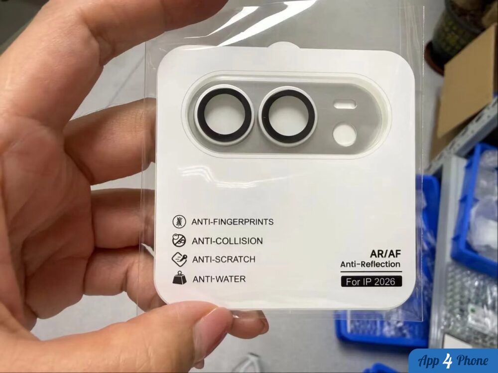 Pièce présumée d’iPhone argenté montrant un module photo sous emballage