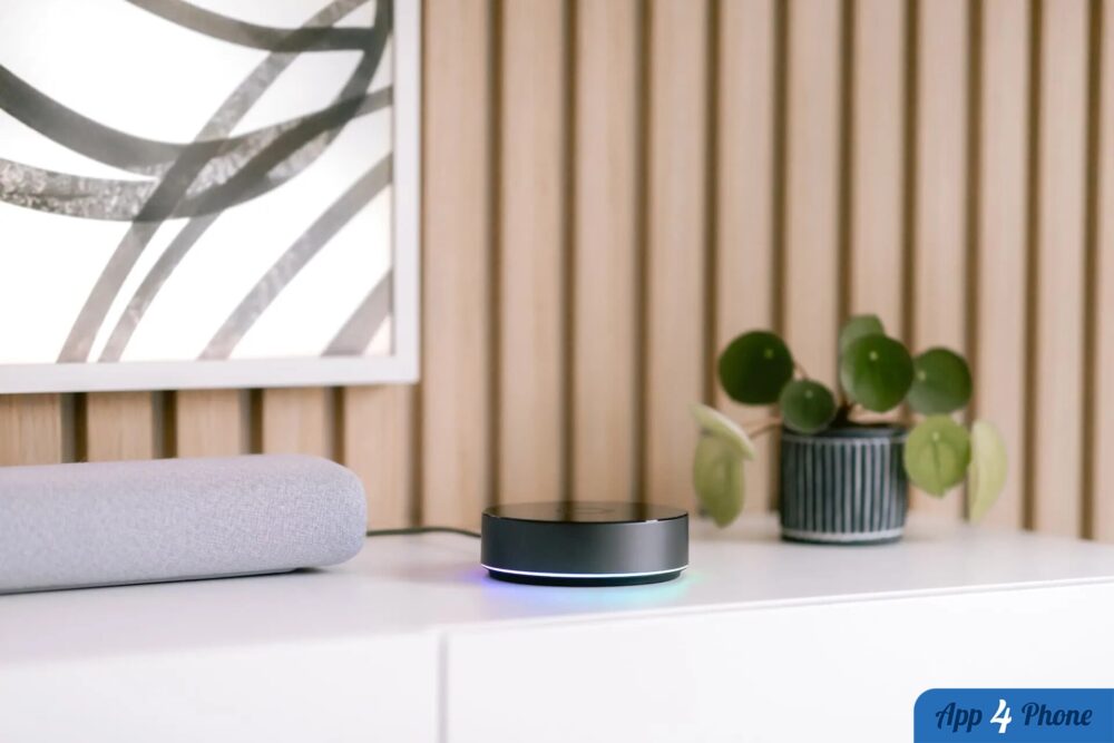 Boîtier Homey posé à côté d’une enceinte connectée