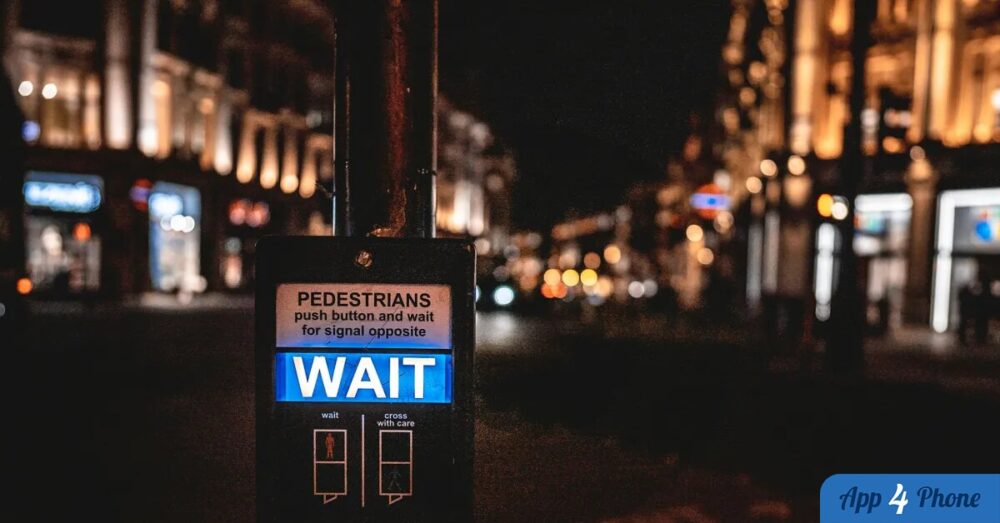 Panneau lumineux invitant les piétons à attendre la traversée