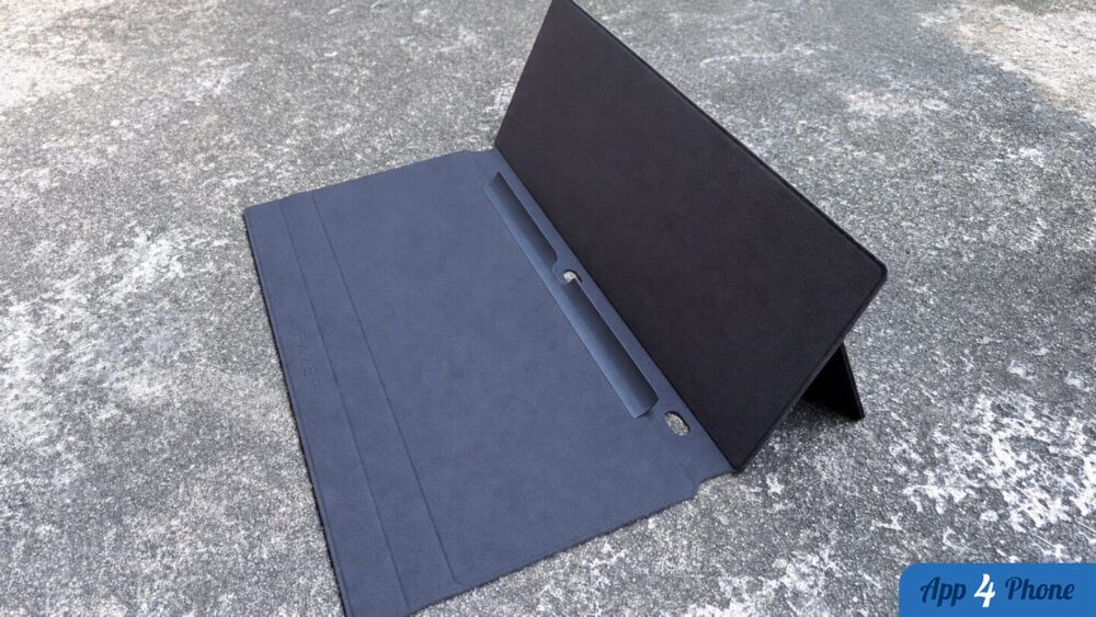 Étui Razer Travel Case Folio ouvert, montrant son support et sa doublure