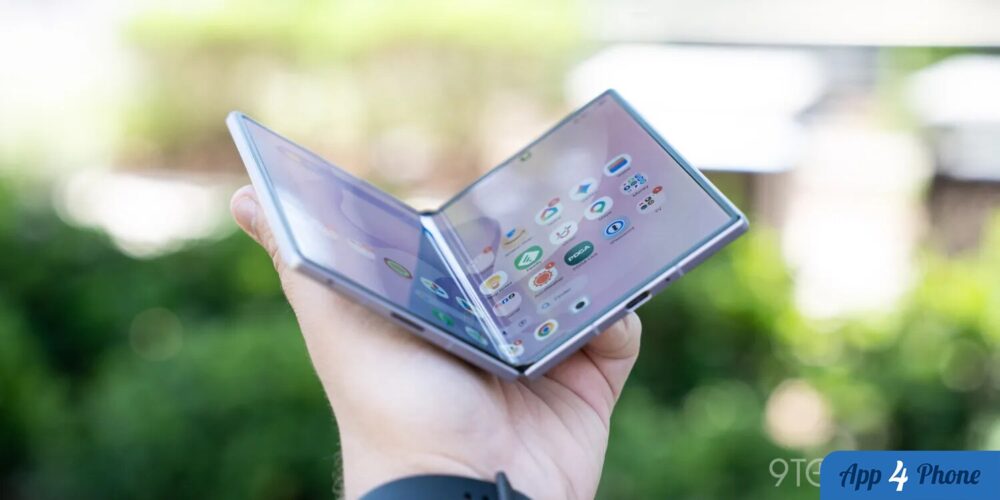 Smartphone pliable Samsung ouvert, photographié en extérieur, écran d’accueil visible