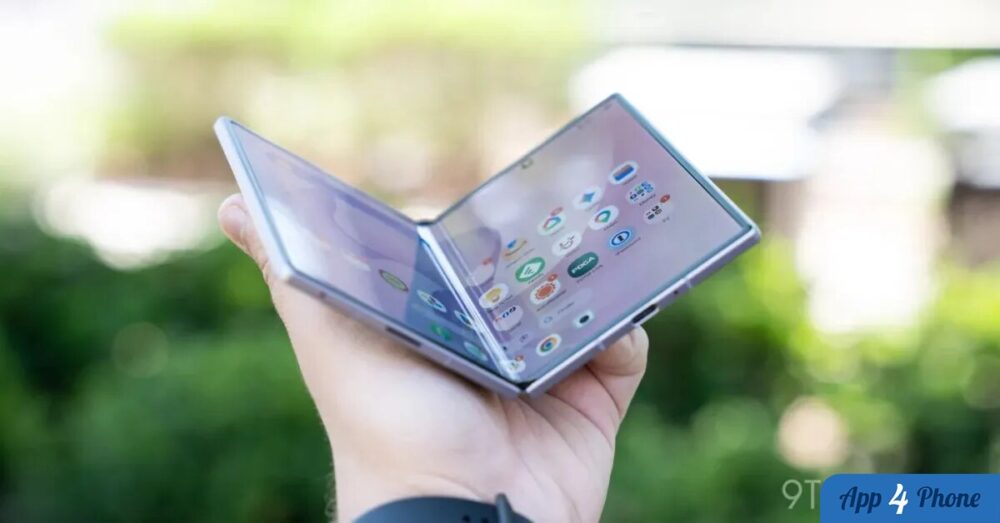 Smartphone pliable Samsung ouvert, tenu à la main, écran d’accueil visible
