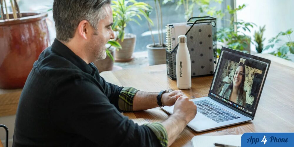 Utilisateur assistant à une réunion vidéo Zoom depuis un MacBook