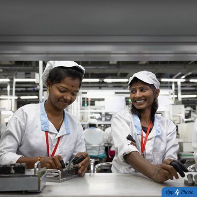 Employées assemblant des composants dans une usine indienne
