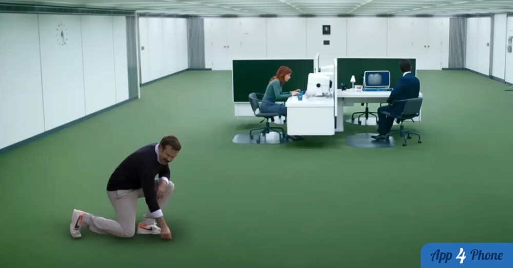 Ted Lasso à genoux dans les bureaux futuristes de Severance