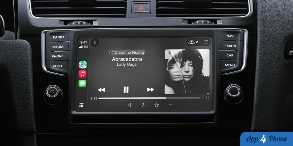 Écran CarPlay affichant Apple Music dans une voiture