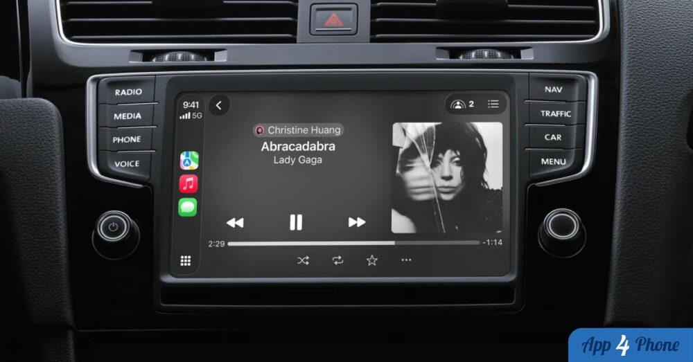 Écran CarPlay affichant Apple Music dans une voiture