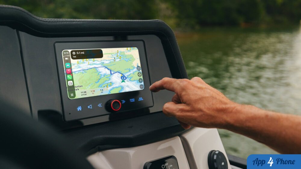 Écran CarPlay affichant une carte nautique sur le tableau de bord d’un bateau