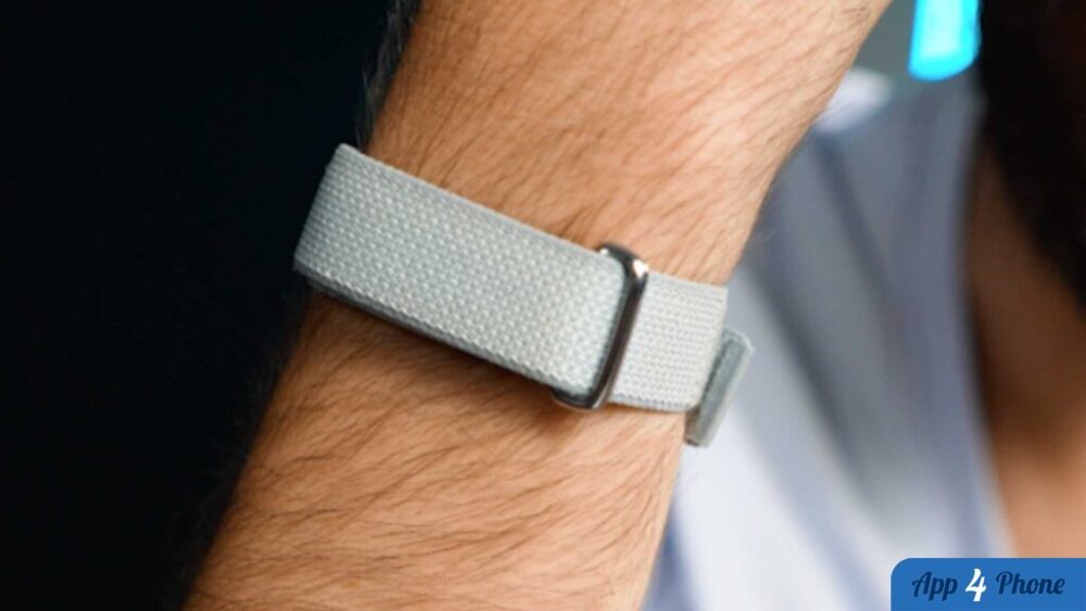Gros plan sur un bracelet Fitbit porté au poignet
