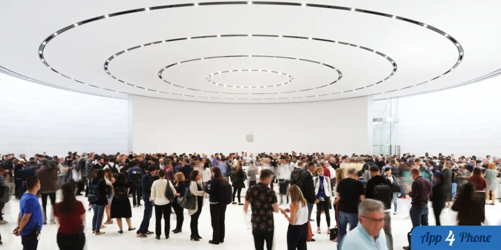 Visiteurs rassemblés dans un espace Apple lumineux