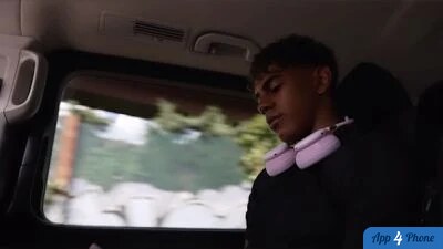 Personne portant un casque Beats rose à l’intérieur d’une voiture