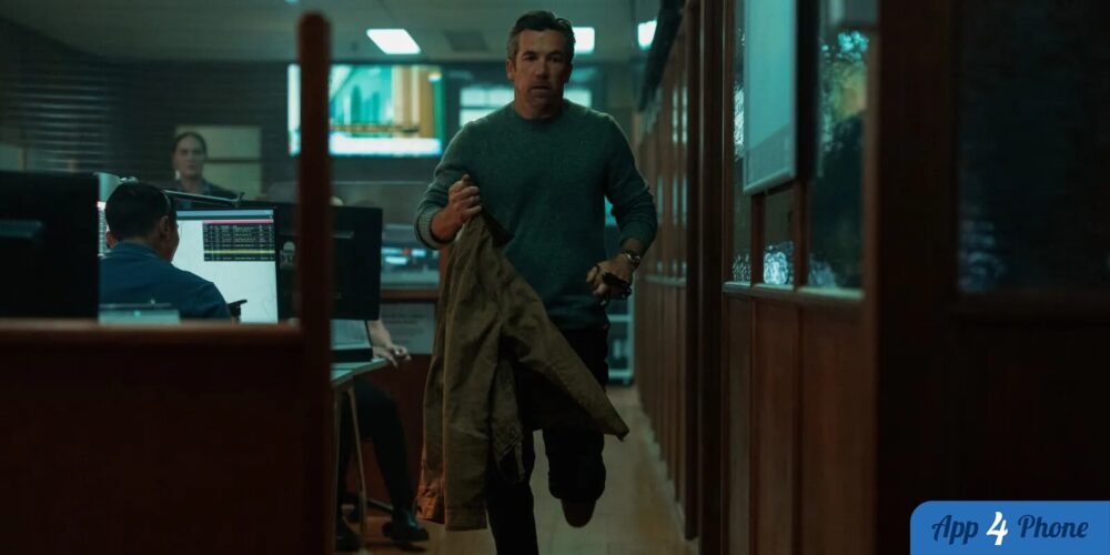 Un homme avance rapidement dans un couloir de bureau