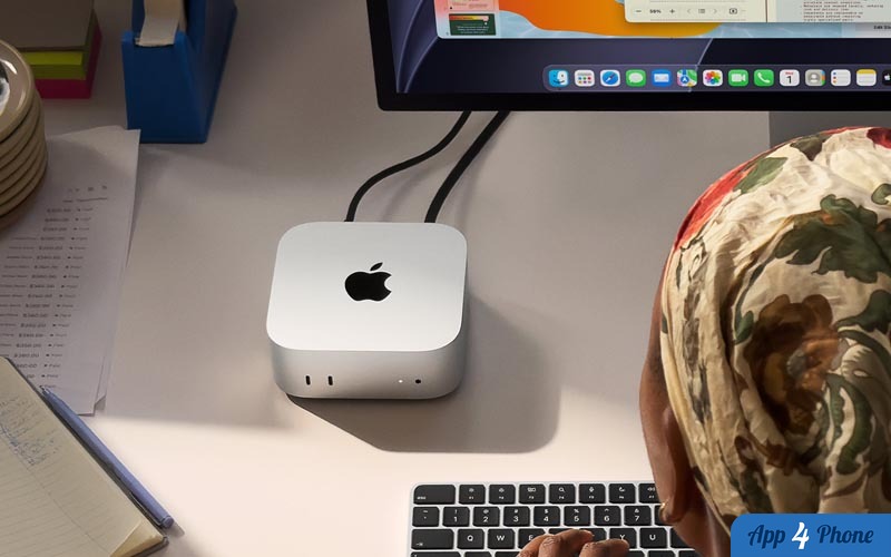 Mac mini posé sur un bureau devant un écran