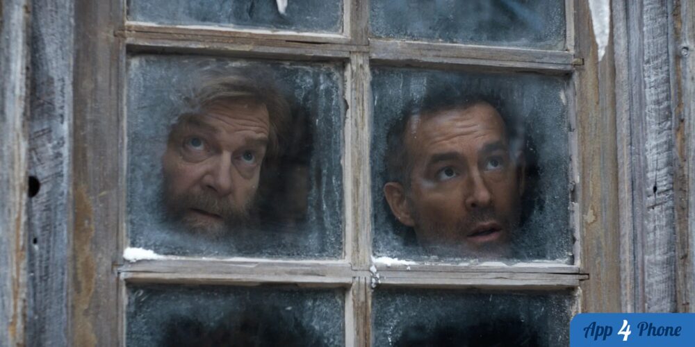 Deux hommes regardent à travers une fenêtre couverte de givre
