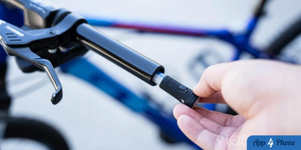 Tracker cylindrique retiré de l’extrémité d’un guidon