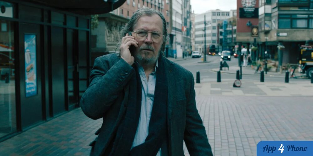 Personnage de Slow Horses au téléphone dans une rue londonienne
