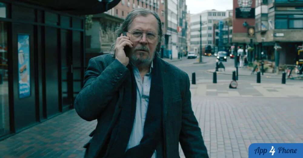 Gary Oldman dans Slow Horses, au téléphone dans une rue londonienne