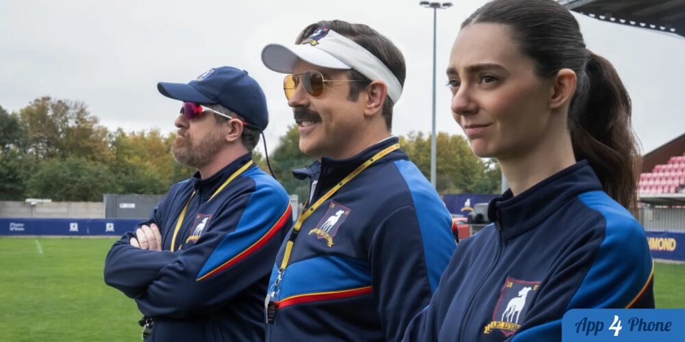 Trois membres de l’équipe de Ted Lasso sur un terrain de football