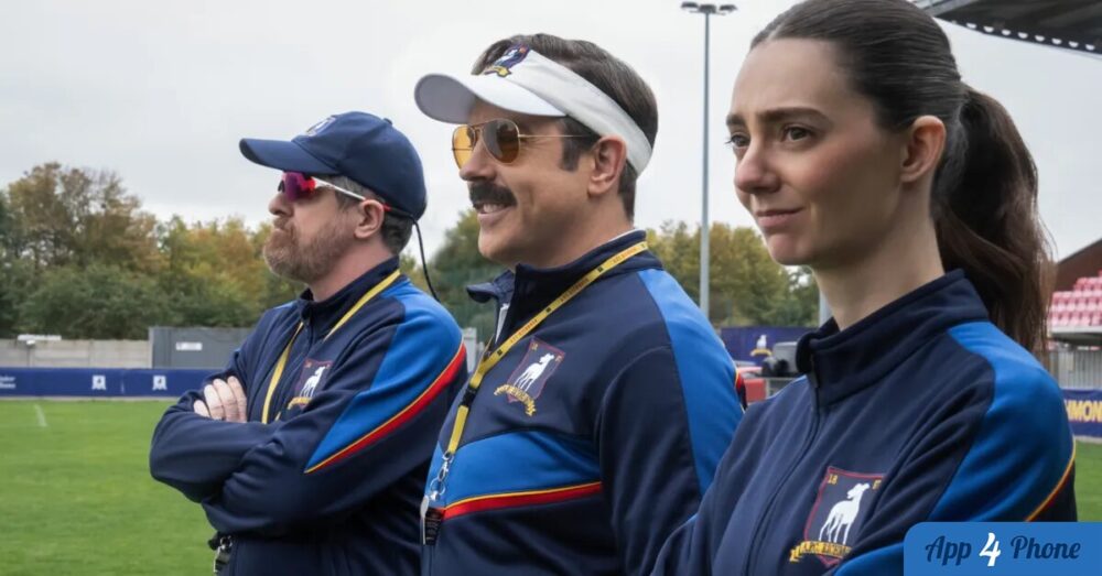 Trois membres de l’équipe de Ted Lasso sur un terrain de football