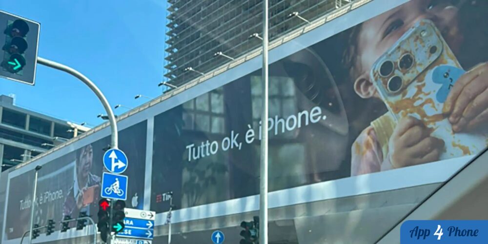 Panneau publicitaire Apple montrant un enfant tenant un iPhone à Milan