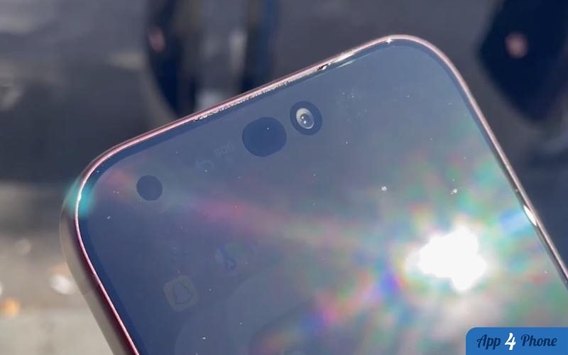 Gros plan sur les capteurs infrarouges visibles d’un iPhone