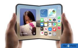 Smartphone pliant ouvert, tenu par deux mains, écran visible