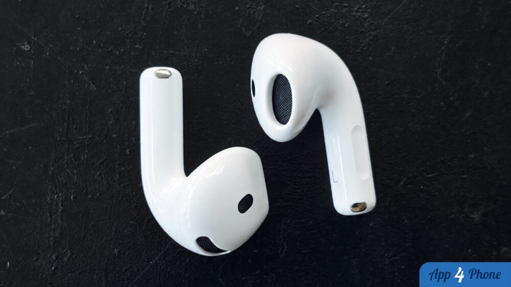 Deux écouteurs AirPods 5 blancs vus sous un autre angle.
