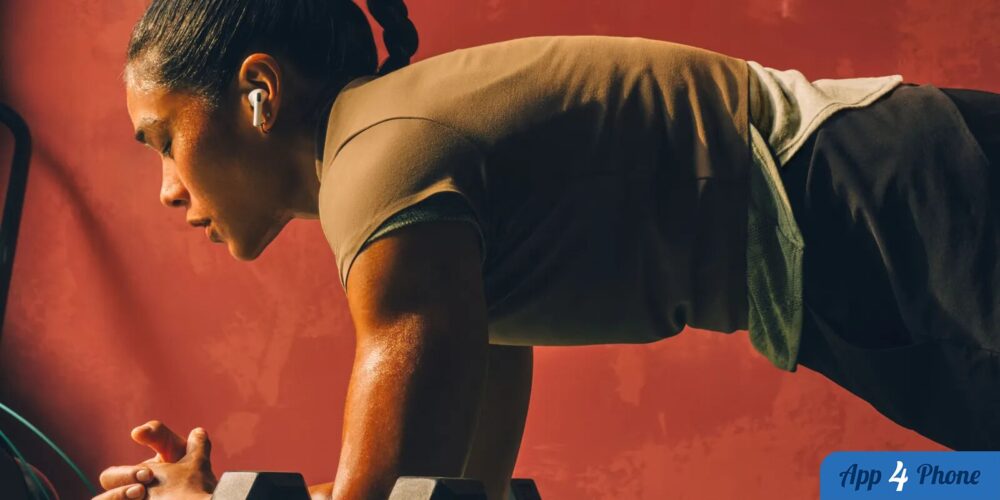 Sportive portant un écouteur sans fil pendant un exercice