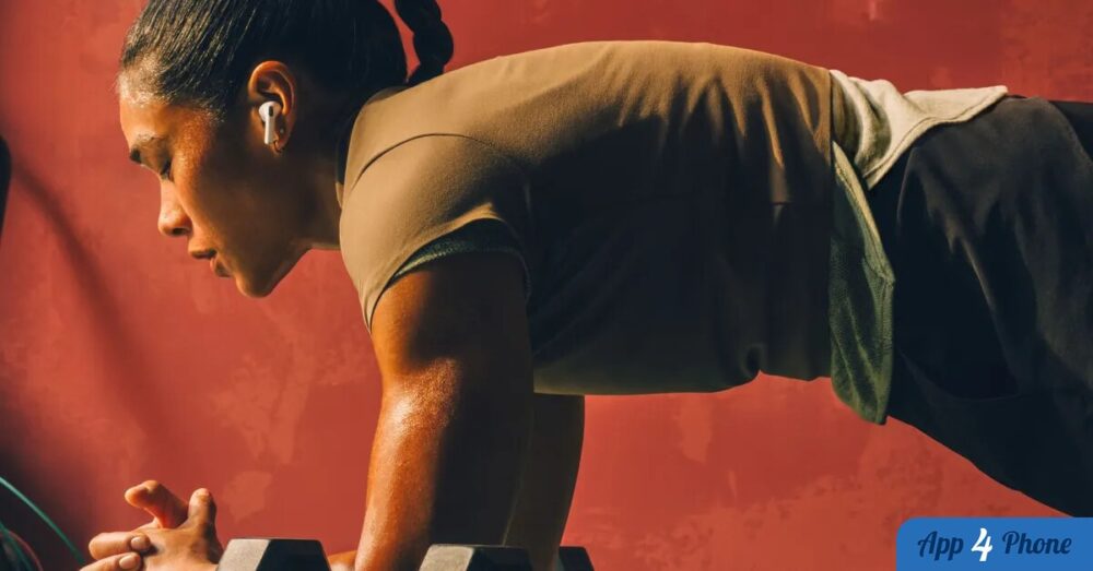 Sportive portant un écouteur sans fil pendant un exercice