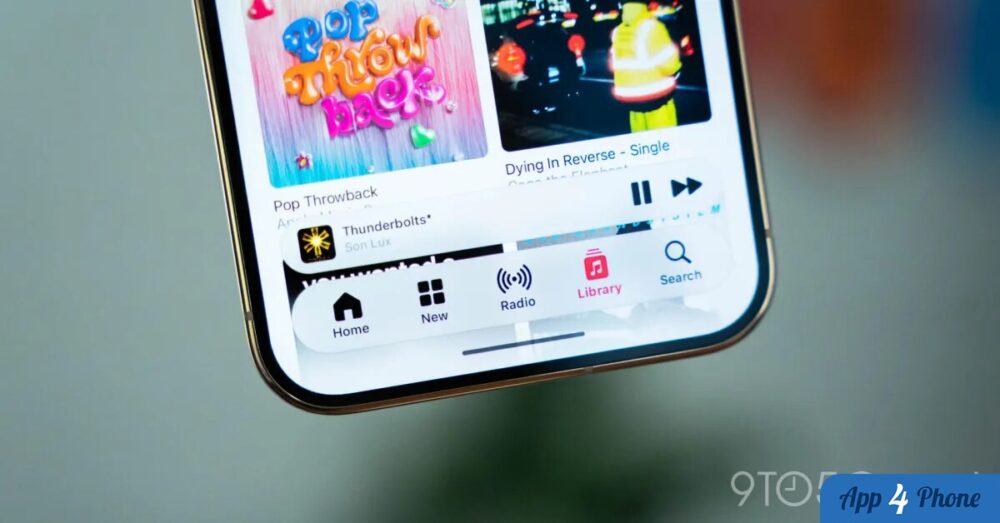 Téléphone affichant la nouvelle interface Apple Music avec navigation translucide