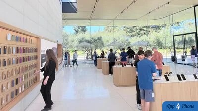 Intérieur rénové avec étagères murales et tables de produits